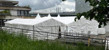 Grosses Partyzelt mit Fenster